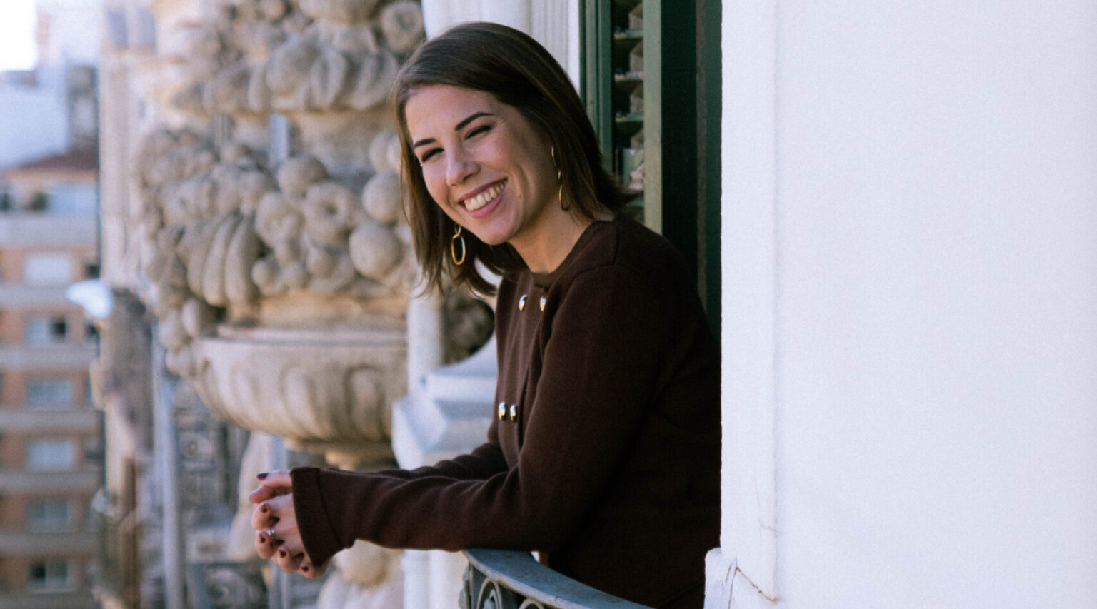 Paula Folch sonríe en un balcón